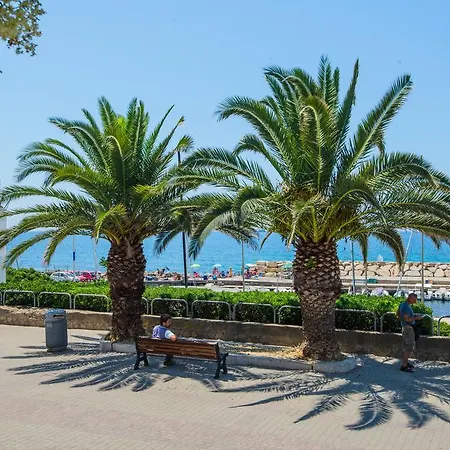 Maison De Revel Bed & Breakfast 4*