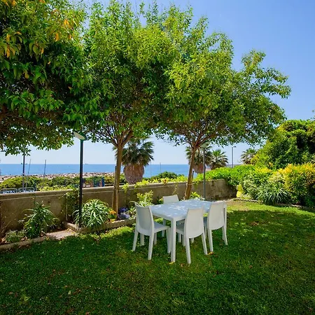 Maison De Revel Bed & Breakfast 3*