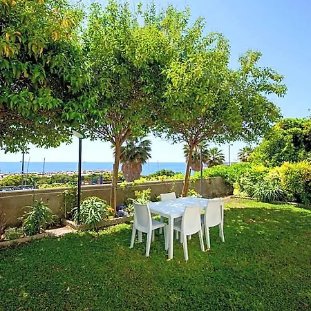 Maison De Revel Bed & Breakfast Civitavecchia
