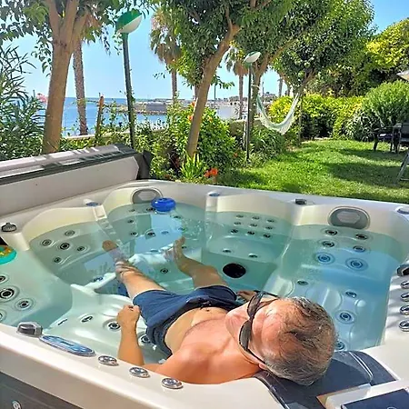 Maison De Revel Bed & Breakfast 3*