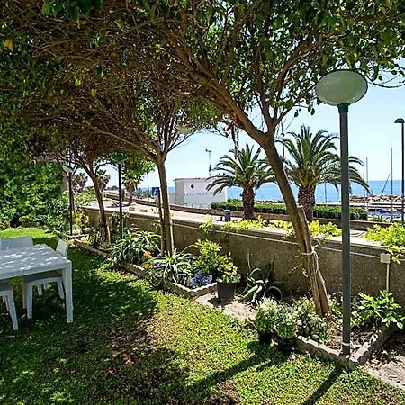 Maison De Revel Civitavecchia