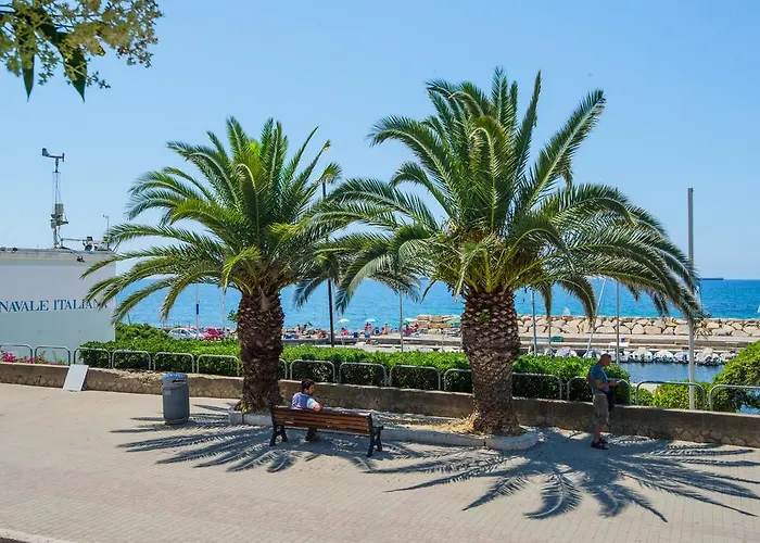 Maison De Revel Bed & Breakfast 4*